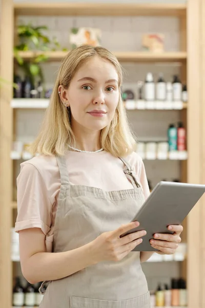 Chica Bonita Rubia Camiseta Delantal Usando Tableta Mientras Trabaja Tienda —  Fotos de Stock