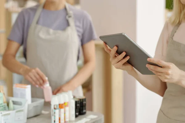 Zbliżenie Młodych Pracownic Supermarketu Kosmetycznego Pomocą Tabletu Cyfrowego Przeciwko Koleżance — Zdjęcie stockowe