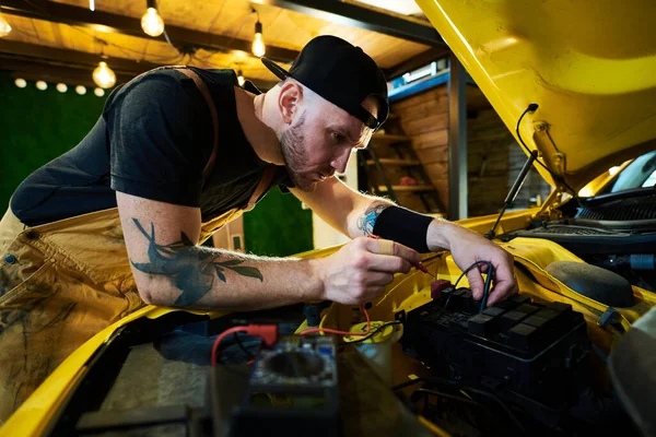 Young Repairman Bending Open Hood Engine Technical Checkup Diagnostics Car — Stock Photo, Image