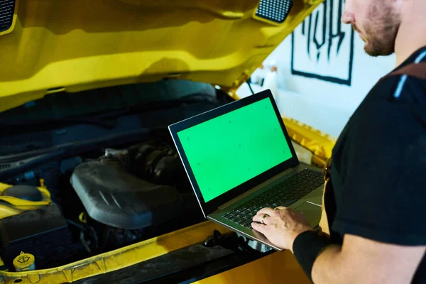 Dłonie Młodego Mechanika Lub Mechanika Wpisującego Klawiaturze Laptopa Stojąc Przed — Zdjęcie stockowe