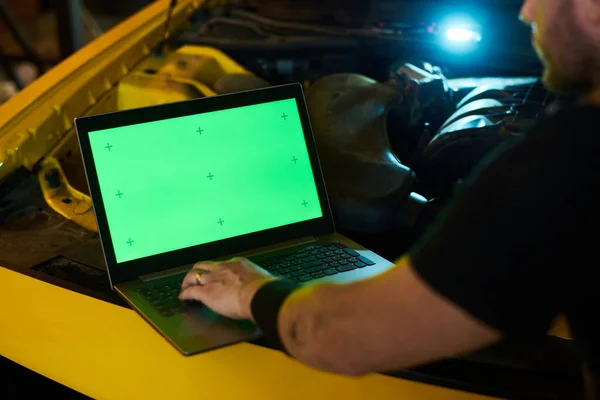 Ręka Młodego Mechanika Lub Mechanika Klawiaturze Laptopa Zielonym Ekranem Silniku — Zdjęcie stockowe