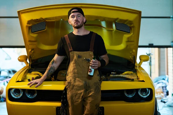 Νέοι Άνδρες Τεχνικός Μηχανικός Συντήρησης Μπουκάλι Μπύρας Στέκεται Κατά Κίτρινο — Φωτογραφία Αρχείου