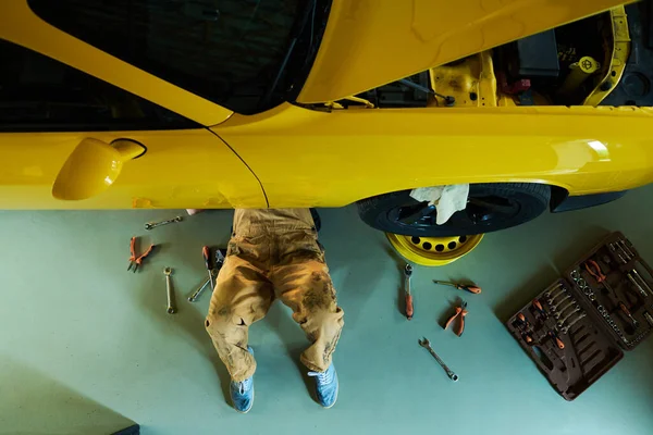 View Legs Mechanic Repairman Fixing Details Car While Lying Floor — Stock Photo, Image
