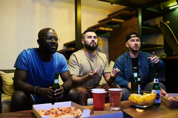Group Young Interracial Buddies Watching Football Match Broadcast Garage While — Stock Photo, Image