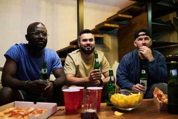 Drie Interculturele Mannelijke Voetbalfans Verzameld Door Tafel Met Bier Snack — Stockfoto