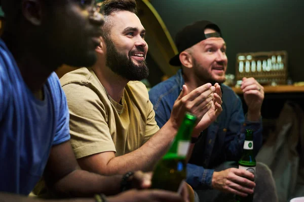 Groep Gelukkige Jonge Interculturele Voetbalfans Klappen Hand Drinken Bier Terwijl — Stockfoto