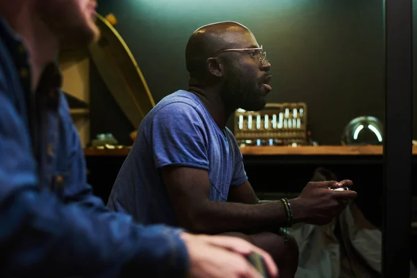 Jonge Enthousiaste Zwarte Man Met Gamepad Zittend Bank Voor Scherm — Stockfoto
