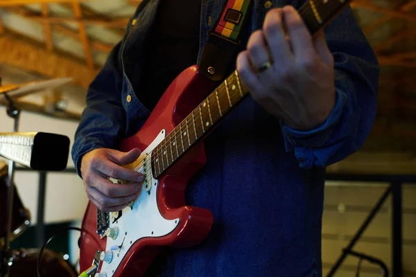파란색 재킷을 음악가 차고에서 음악을 반복하며 기타를 연주하는 당기는 — 스톡 사진