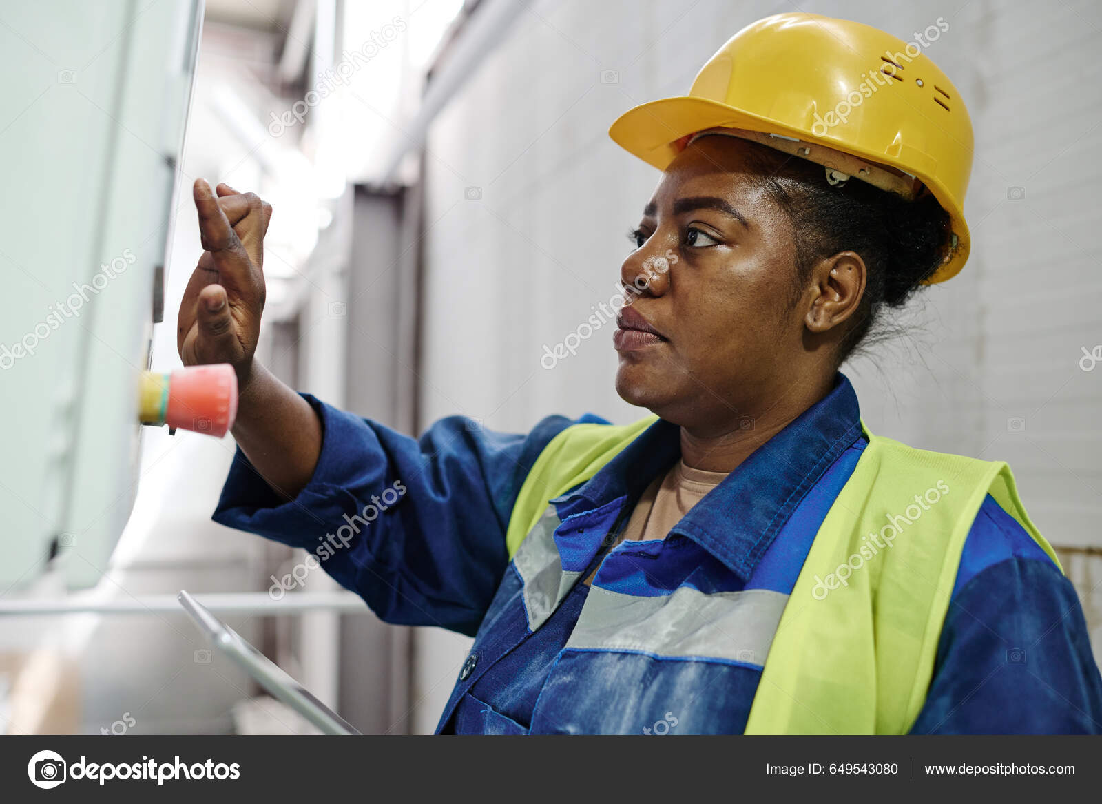 Joven Mujer Negra Seria Hardhat Boton Presion Ropa Trabajo Panel Foto de stock 649543080 pressmaster