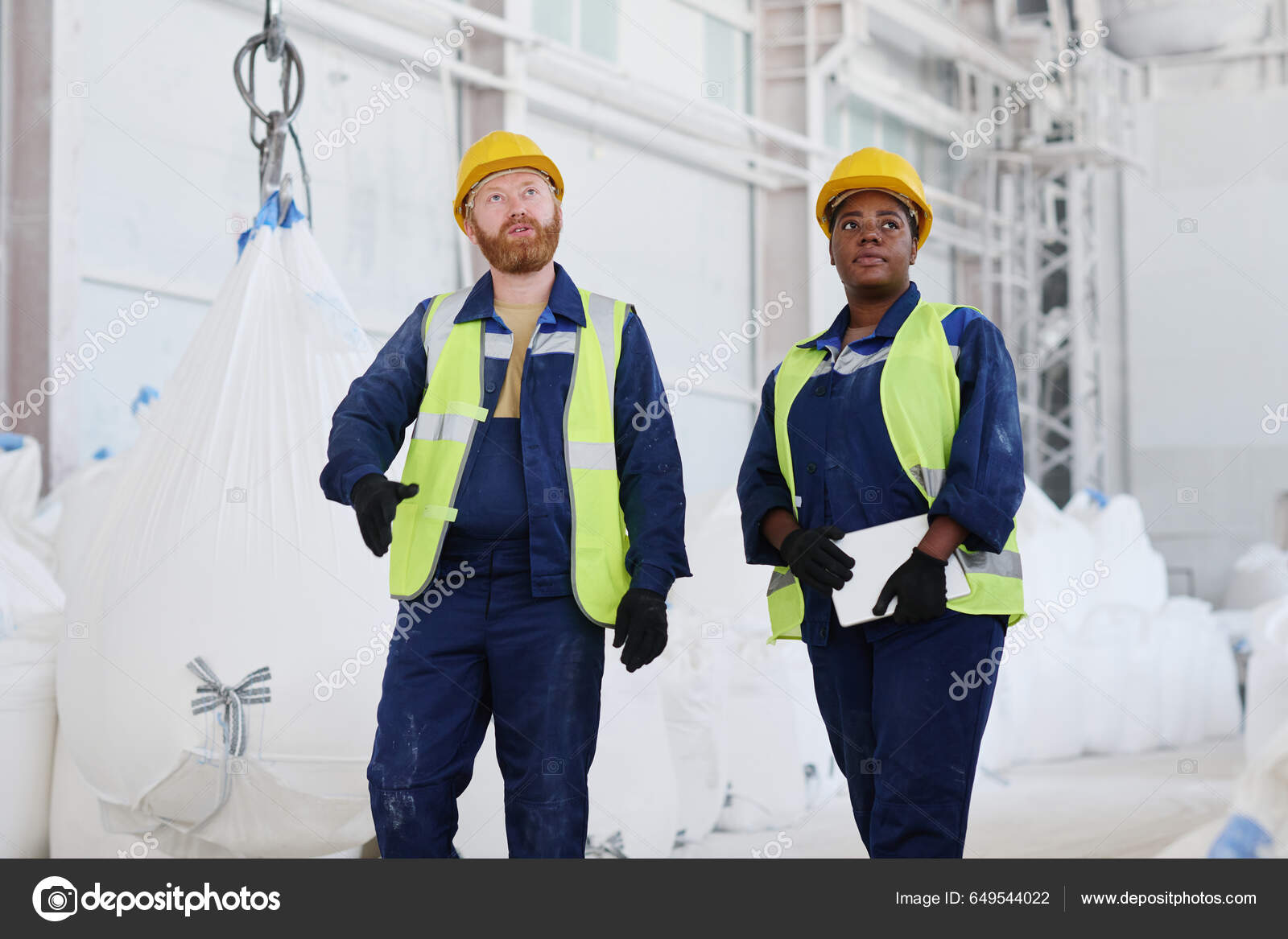 Dos Jóvenes Colegas Confiados Cascos Uniformes Seguridad Que
