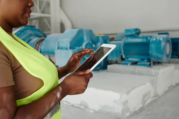 Händer Unga Afroamerikanska Kvinnliga Fabriksarbetare Med Digital Surfplatta Medan Tittar — Stockfoto