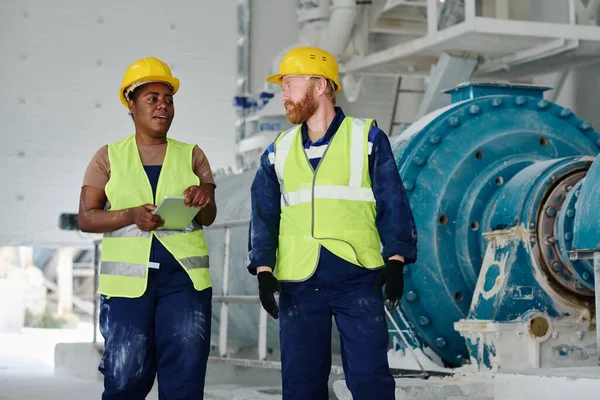 Dos Ingenieros Confiados Ropa Trabajo Sombreros Discutiendo Los Puntos Trabajo —  Fotos de Stock