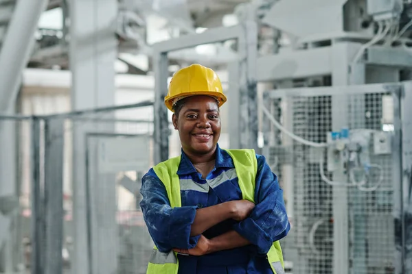Jonge Succesvolle Afro Amerikaanse Vrouwelijke Werknemer Van Fabriek Uniform Beschermende — Stockfoto