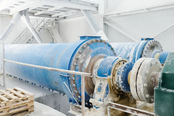 Часть Огромной Промышленной Машины Большим Голубым Металлическим Валом Время Процесса — стоковое фото