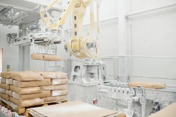 Enorma Hydrauliska Industrimaskin Lyfta Tunga Förpackningar Och Sätta Dem Produktionslinje — Stockfoto