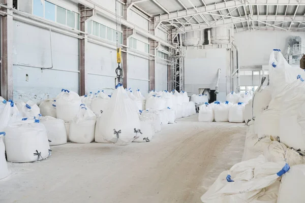 Geniş Endüstriyel Fabrika Modern Fabrika Atölyesi Büyük Ağır Beyaz Çuvallarla — Stok fotoğraf