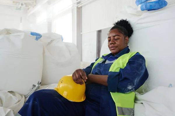 Üniformalı Kadın Mühendis Güvenlik Kaskı Tutarken Depoda Büyük Beyaz Bir — Stok fotoğraf