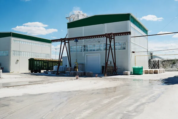 Modern Üretim Fabrikasının Iki Küçük Beyaz Binası Güneşli Yaz Gününde — Stok fotoğraf