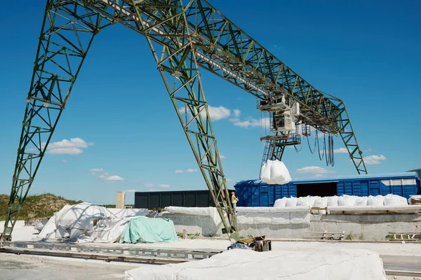 Büyük Bir Yapının Veya Endüstriyel Makinenin Parçası Ağır Beyaz Çuvalları — Stok fotoğraf