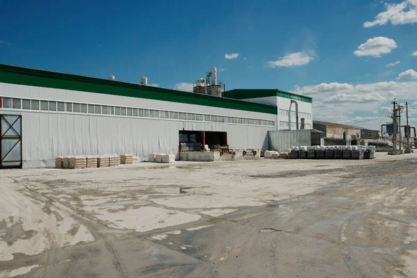近现代白色工业厂房的一部分 耸立在郊外宽阔的沥青场中 — 图库照片