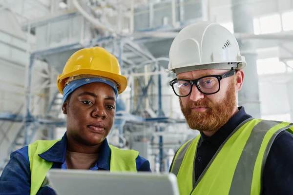 Dois Trabalhadores Fábrica Moderna Olhando Através Informações Line Tela Tablet — Fotografia de Stock
