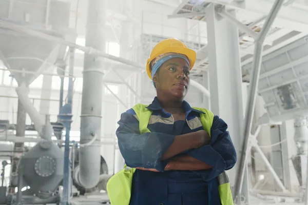 Jonge Afro Amerikaanse Vrouwelijke Ingenieur Blauw Uniform Gele Hardhoed Houdt — Stockfoto
