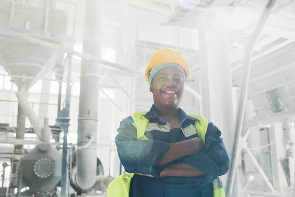 Jonge Succesvolle Zwarte Vrouwelijke Ingenieur Werkkleding Beschermende Helm Kruising Armen — Stockfoto