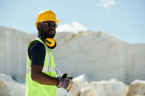 Joven Ingeniero Afroamericano Confiado Ropa Trabajo Guantes Anteojos Casco Protector —  Fotos de Stock
