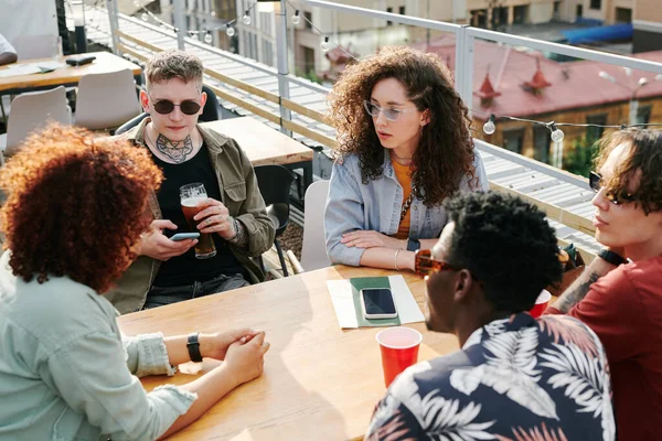 Group Young Intercultural Friends Stylish Casualwear Having Rest Outdoor Rooftop — Stock Photo, Image