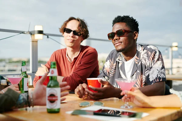 Zwei Interkulturelle Typen Sonnenbrille Und Freizeitkleidung Trinken Einem Café Freien — Stockfoto