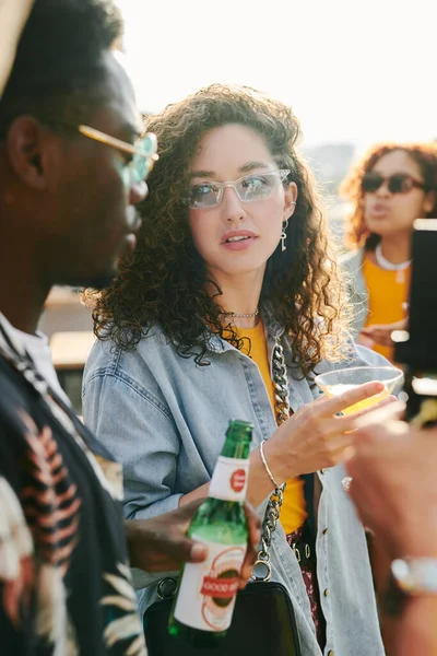 Kokteyl Içen Genç Bir Kadın Elinde Bira Şişesiyle Afro Amerikan — Stok fotoğraf