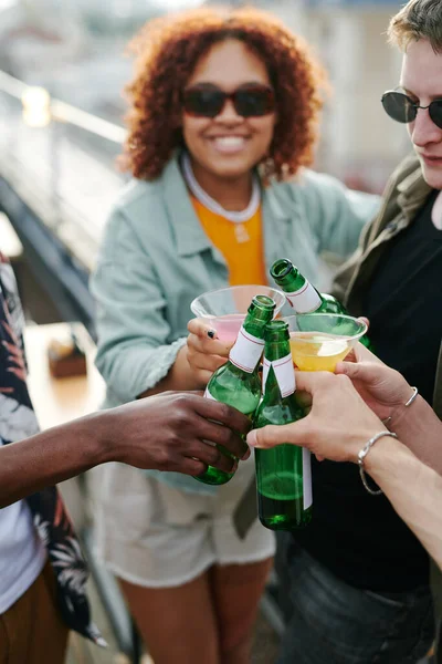 Young Cheerful Black Woman Group Intercultural Friends Clinking Drinks Rooftop — Stock Photo, Image