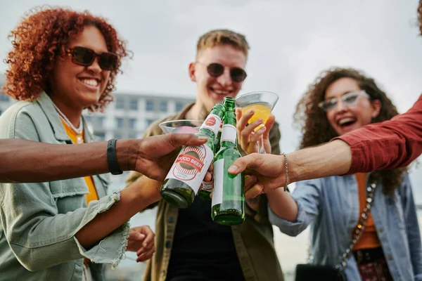 Gruppe Junger Fröhlicher Multikultureller Menschen Die Mit Bierflaschen Und Cocktails — Stockfoto