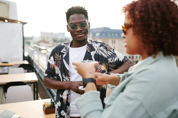 African American Guy Sunglasses Standing Front His Girlfriend Chatting Her — Stock Photo, Image