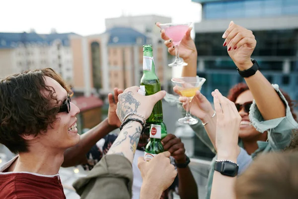 Cheerful Guys Girls Toasting Bottles Beers Cocktails Rooftop Party While — Stock Photo, Image