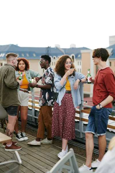 Pareja Joven Con Bebidas Conversando Contra Grupo Sus Amigos Con —  Fotos de Stock