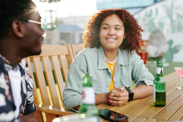 Joven Sonriente Mujer Negra Mirando Novio Durante Chat Mientras Tanto —  Fotos de Stock