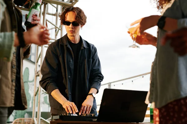 Young Male Deejay Casualwear Sunglasses Making Music His Friends Beer — Stock Photo, Image