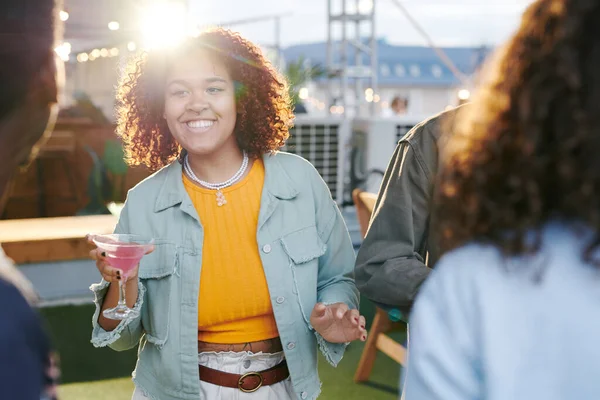 Glad Ung Kvinna Med Cocktail Tittar Sina Vänner Medan Njuter — Stockfoto