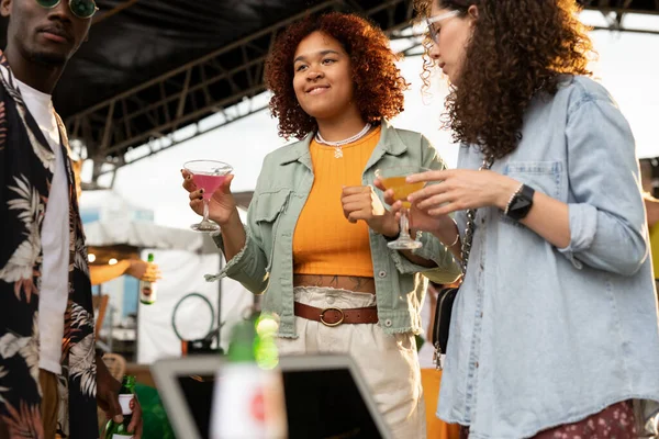 Two Intercultural Girls Cocktails African American Guy Enjoying Rooftop Party — Stock Photo, Image