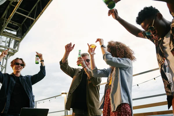 Grupa Młodych Ekstatycznych Przyjaciół Butelkami Piwa Tańczących Imprezie Dachu Kawiarni — Zdjęcie stockowe