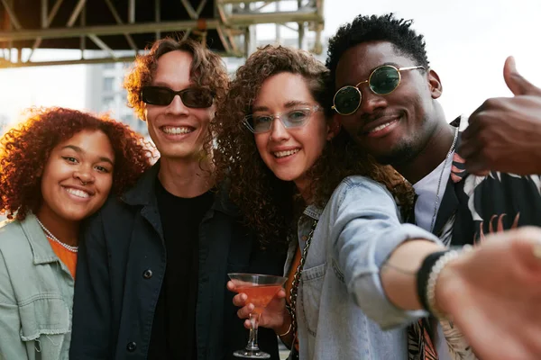 Två Glada Unga Interkulturella Par Casualwear Poserar För Selfie Fest — Stockfoto