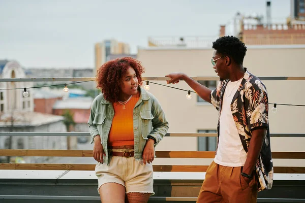 Unga Afroamerikanska Par Eleganta Casualwear Har Chatt Terrassen Taket Café — Stockfoto