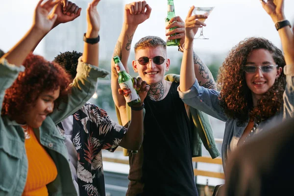 Twee Gelukkige Jonge Interculturele Koppels Met Alcohol Dansen Het Dak — Stockfoto