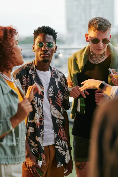 Group Intercultural Young Friends Casulawear Having Beer Chatting While Standing — Stock Photo, Image