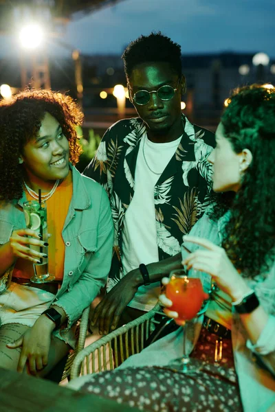 Dos Chicas Interculturales Con Cócteles Mirando Chico Afroamericano Ropa Casualwear —  Fotos de Stock