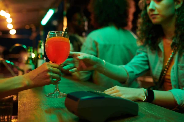 카페에서 파티를 즐기고 친구들을 상대로 나무로 카운터를 여자에게 술잔을 직원들 — 스톡 사진