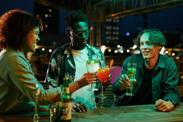 Drie Jonge Multiculturele Vrienden Casualwear Toasten Met Cocktails Bar Teller — Stockfoto