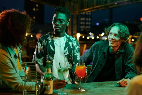 Gelukkige Jonge Interculturele Vrienden Die Cocktails Drinken Chatten Terwijl Aan — Stockfoto
