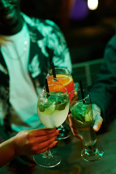 Mano Della Ragazza Giovane Che Tiene Bicchiere Cocktail Mentre Brinda — Foto Stock